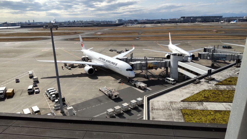 羽田空港に駐機するJALA350-900 飛行機の揺れやすさ