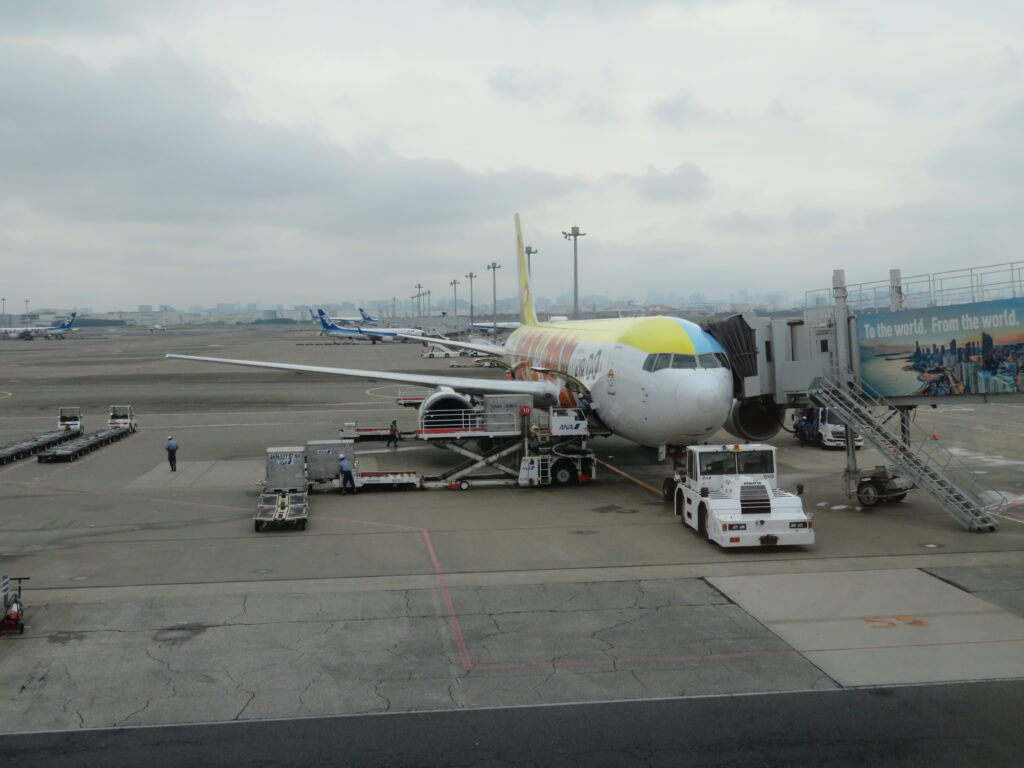 羽田空港に駐機するAirdo767-300エアドゥ