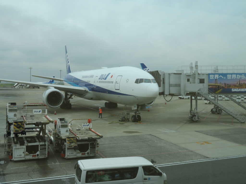羽田空港に駐機するANA777-200